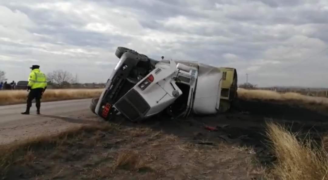 Vuelca tráiler “carbonero” en la 57 por la libre frente al Aeropuerto Regional