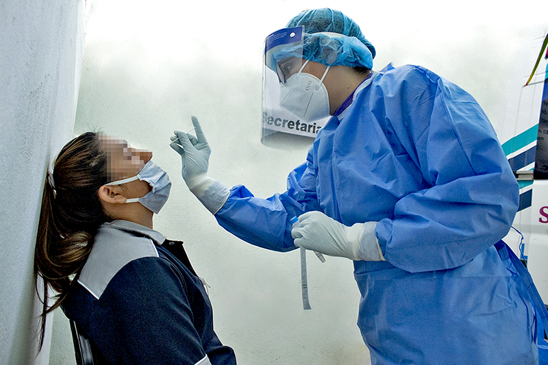 Positividad de pruebas Covid es del 55 %