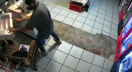 La dependienta de un negocio se defendió de ladrón usando un calefactor eléctrico