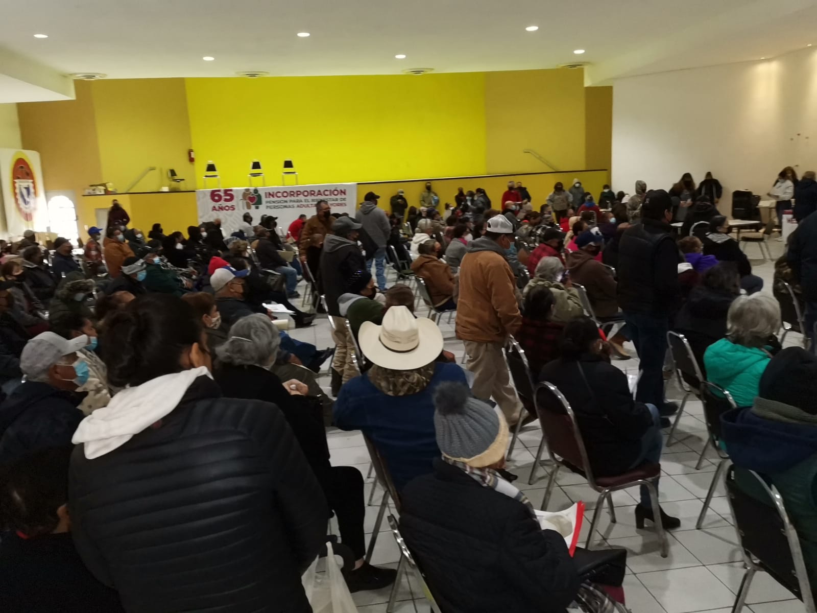 Entregan tarjetas a nuevos incorporados de 65 y más