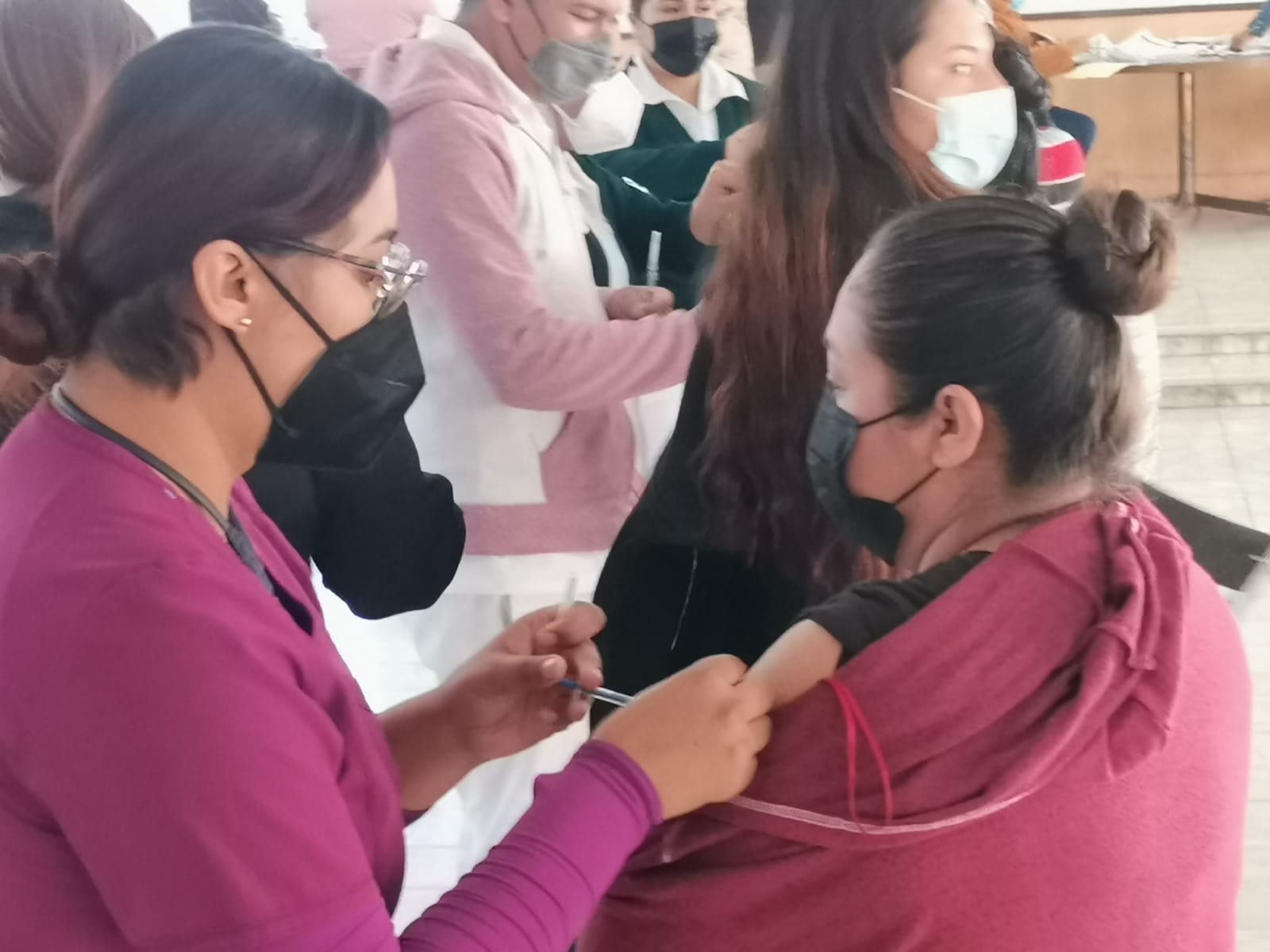 Por aumento de contagios, desalojan rápido filas de vacunación