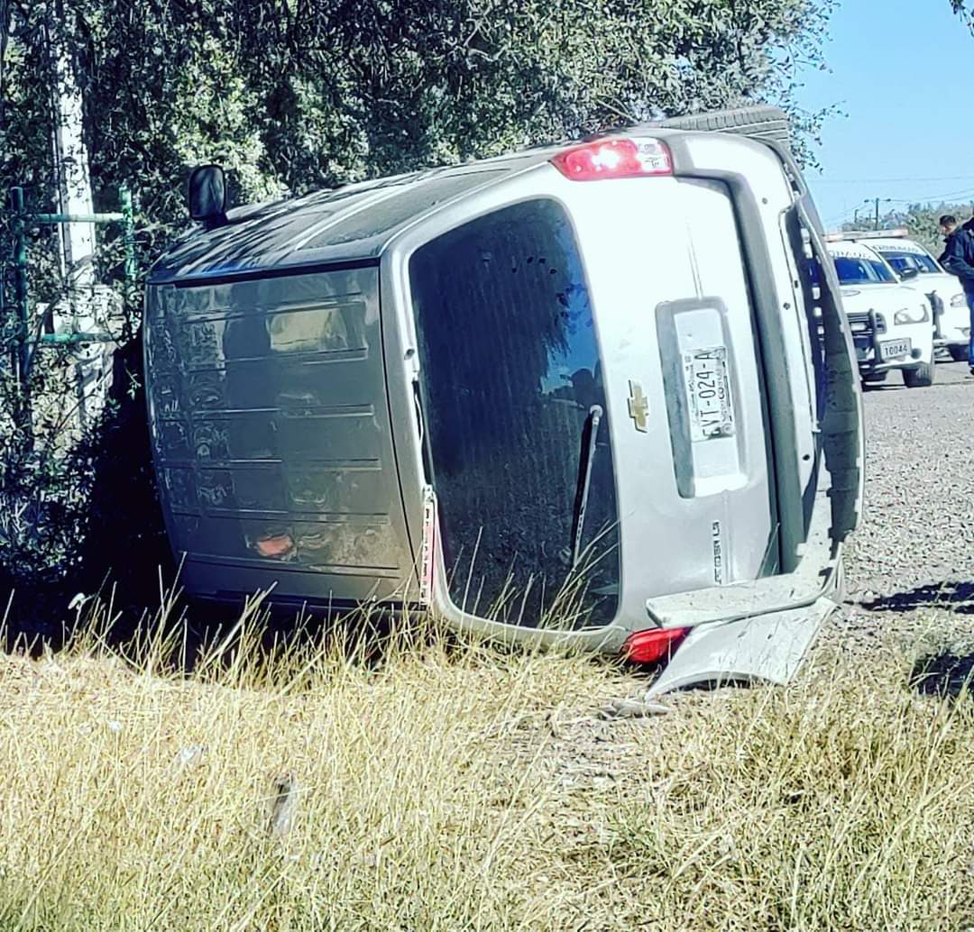 Vuelca carroza en la carretera Federal 57 hubo daños materiales
