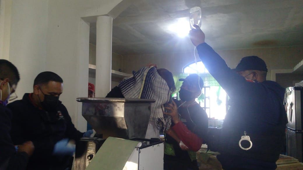 Se prensa la mano con máquina de tortillas