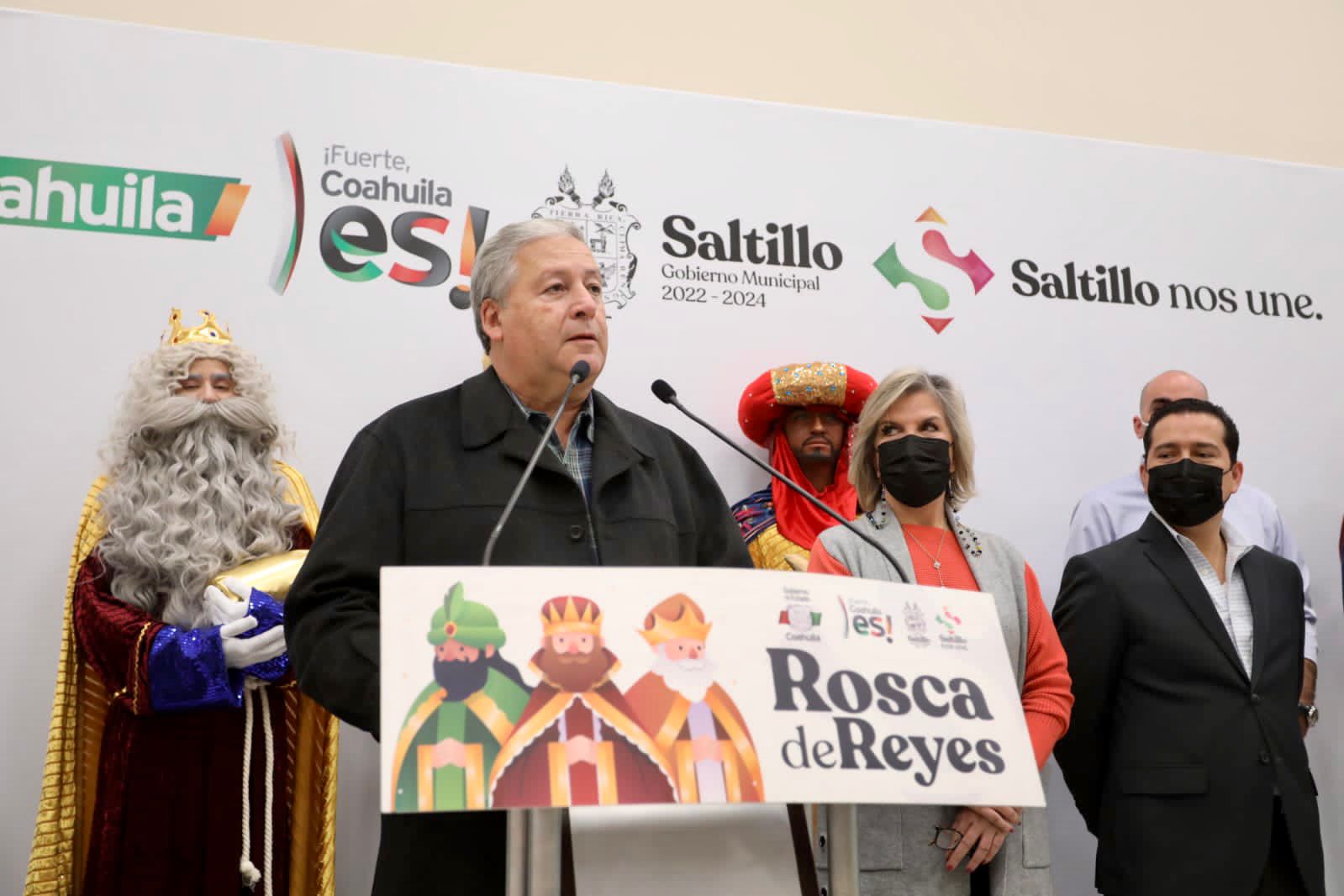 Comparte Chema tradicional rosca de reyes con saltillenses