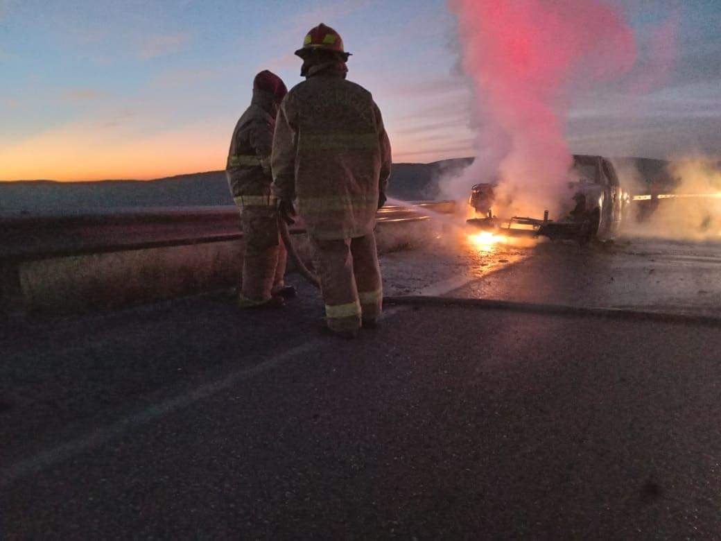 Se incendió vehículo en autopista Premier los tripulantes salieron ilesos