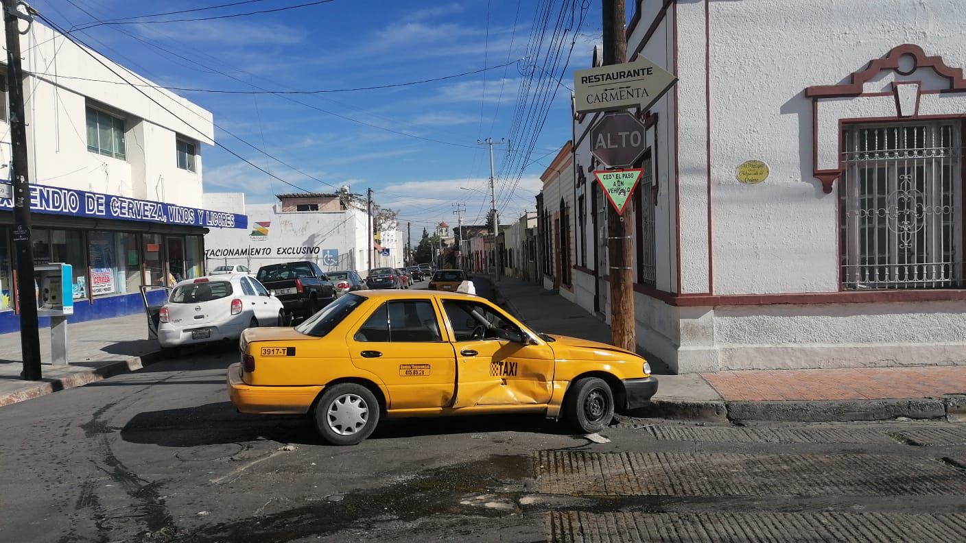 Se pasa el alto y provoca choque