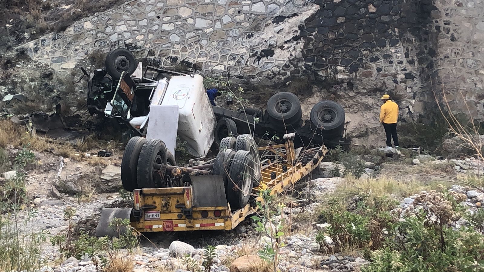 Vuelca trailero y destroza su unidad