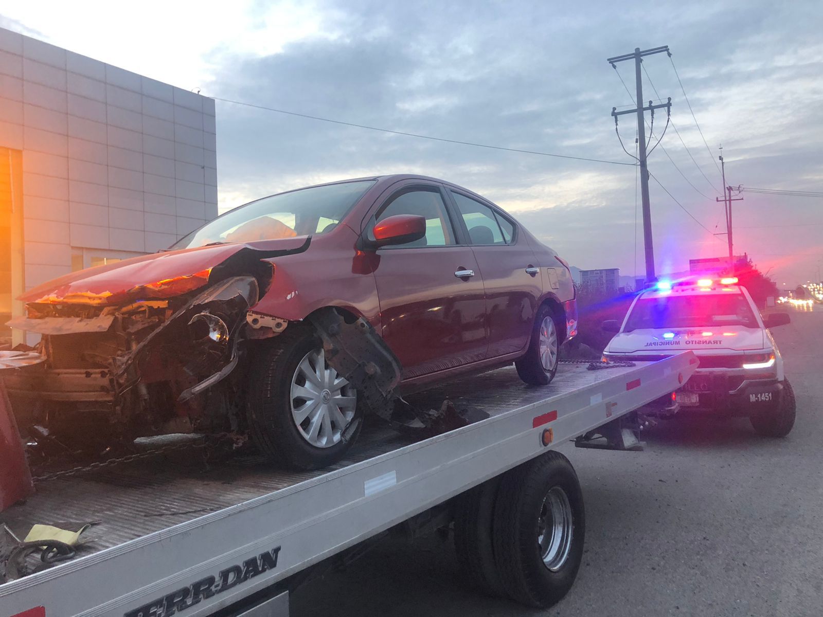 Pierde el control y choca