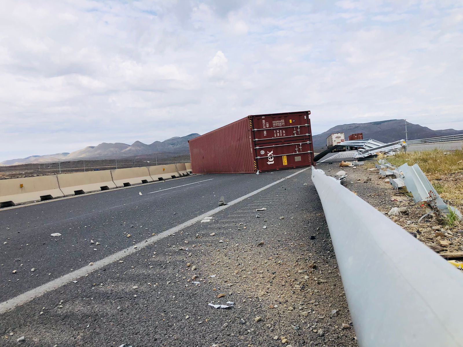 Cae carga de trailer por exceso de velocidad