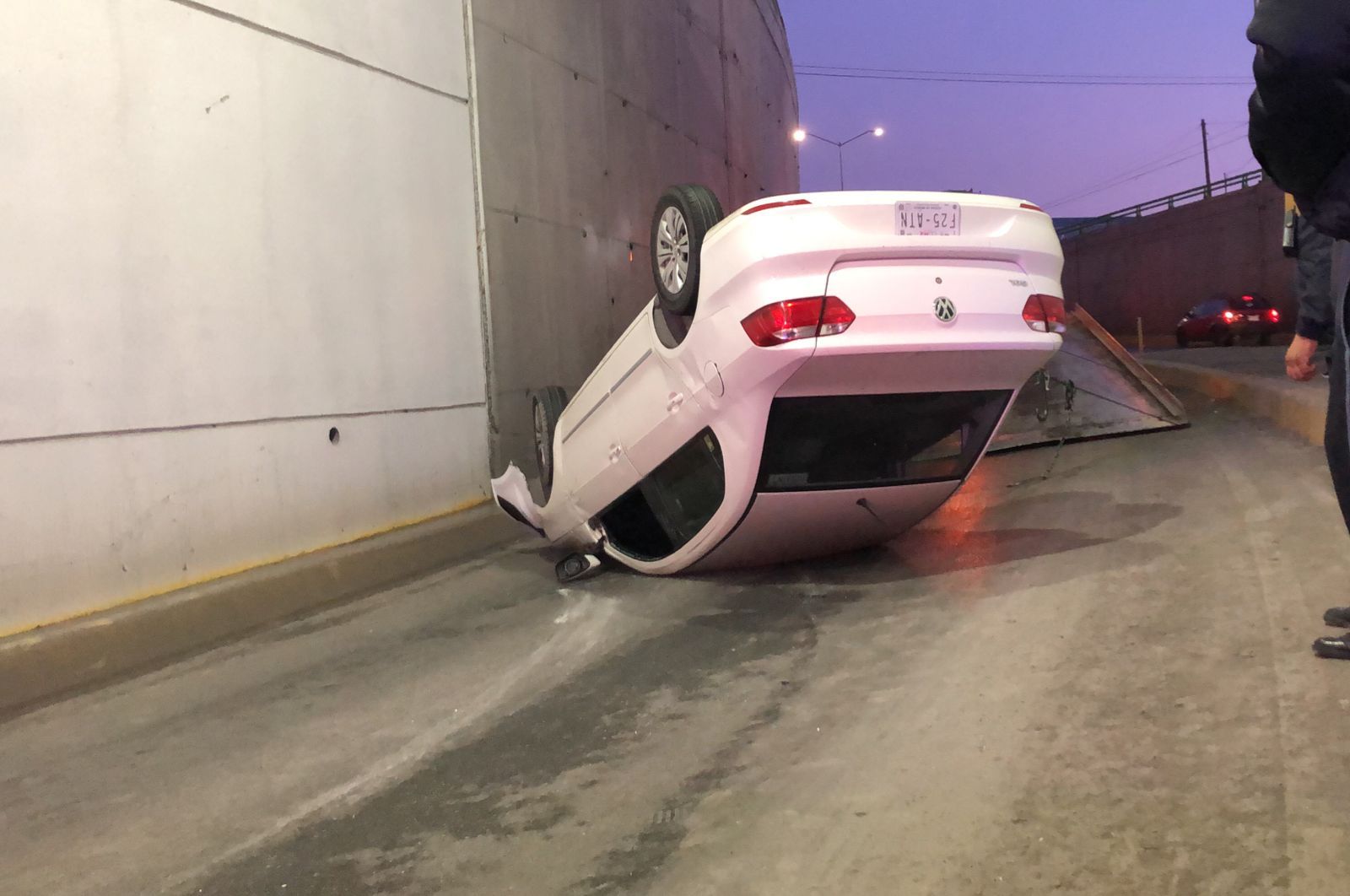 Hombre vuelca su automóvil