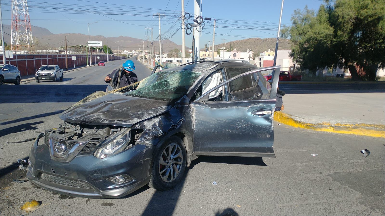 Le quita derecho de paso y provoca fuerte choque.