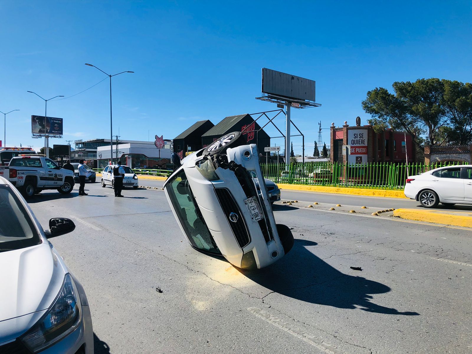 Vuelca sobre bulevar V. Carranza