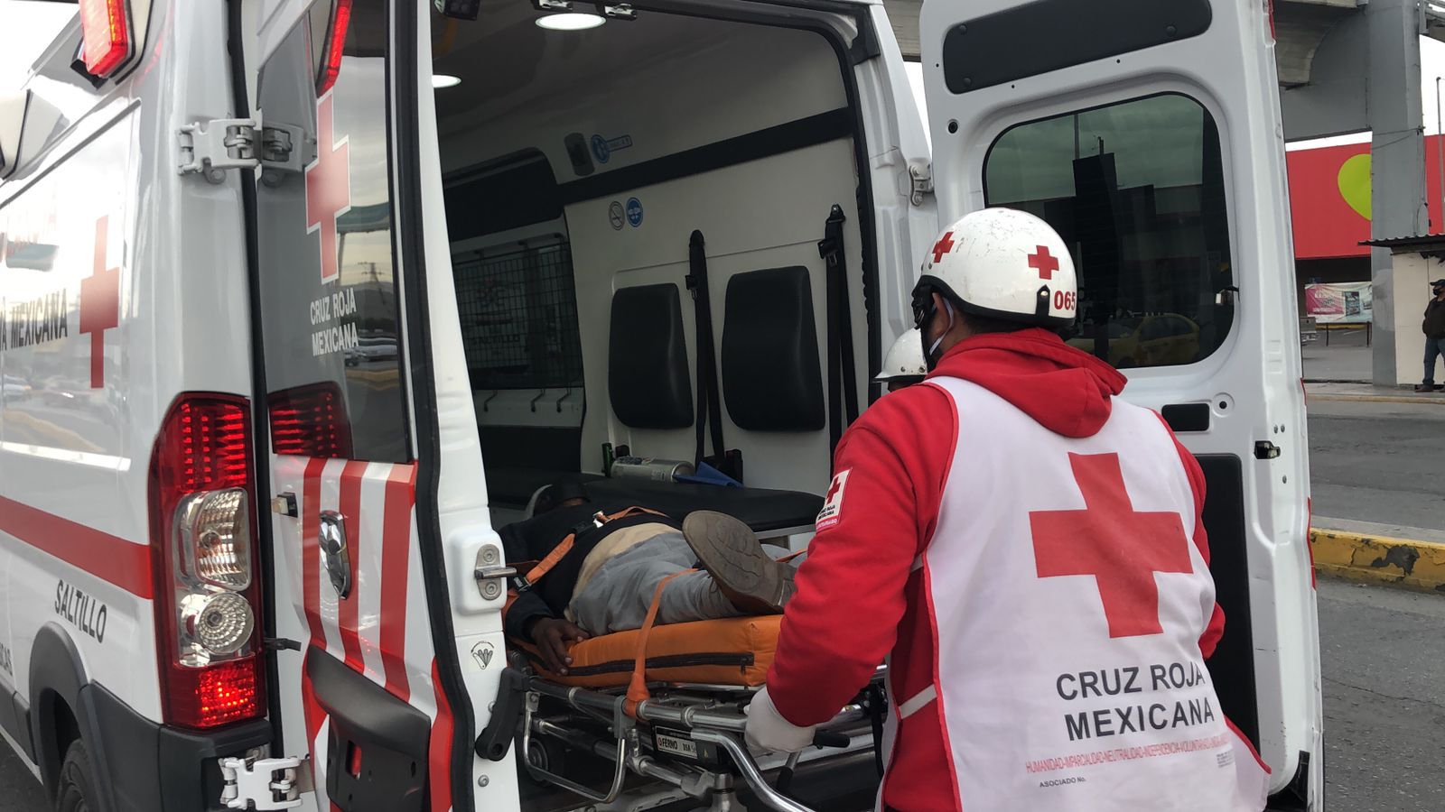 Hombre intenta suicidarse y se lanza a camioneta