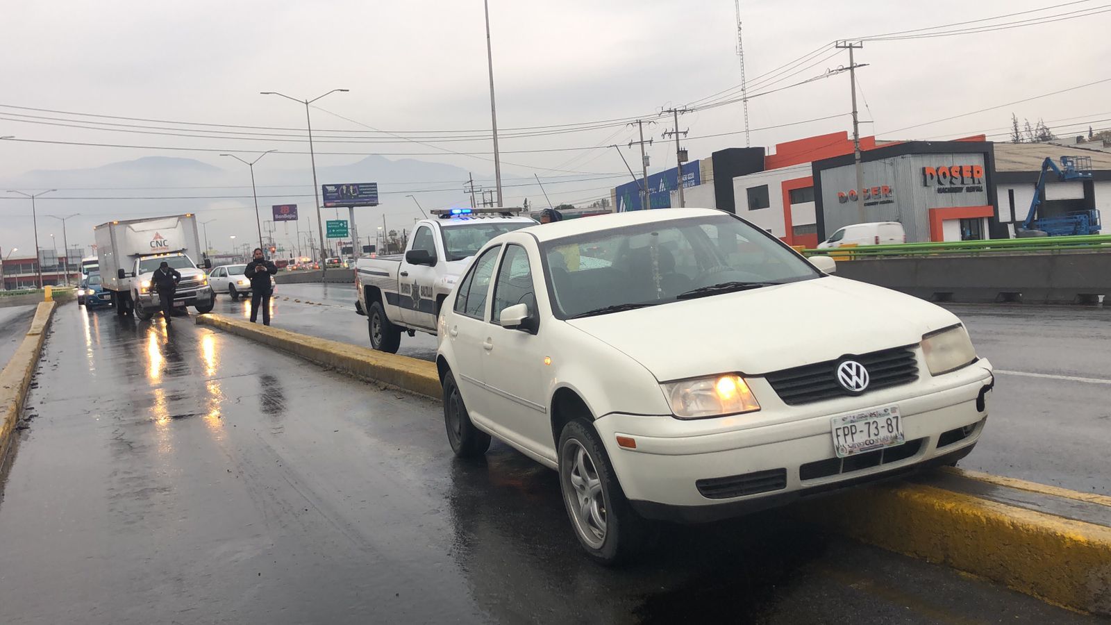 Conductor termina subiéndose a camellón central