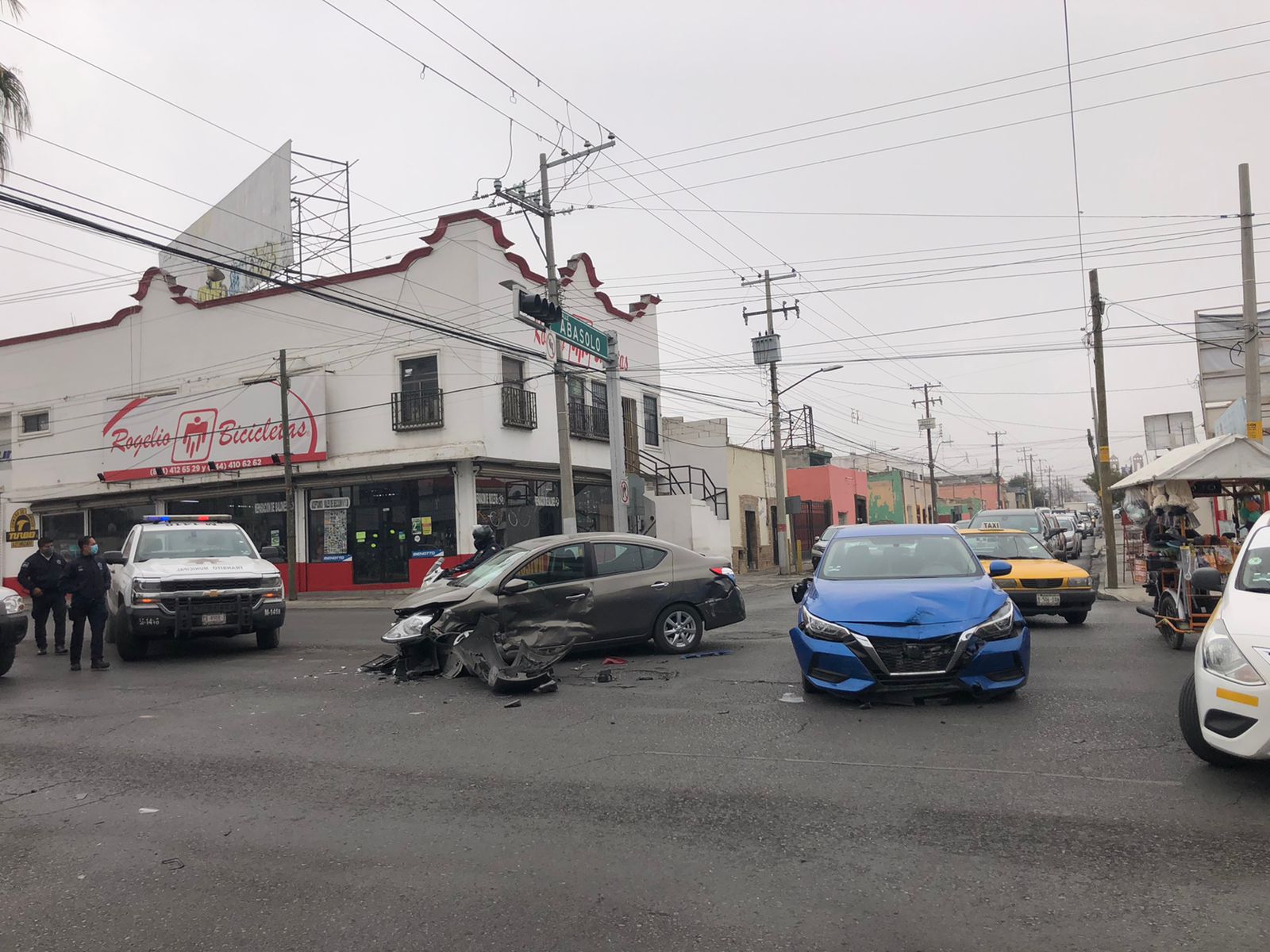Se pasa el rojo y choca a dos vehículos