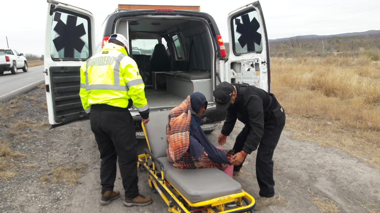 Auxilia PC y Bomberos a mujer de 61años que deambulaba en la carretera Federal 57