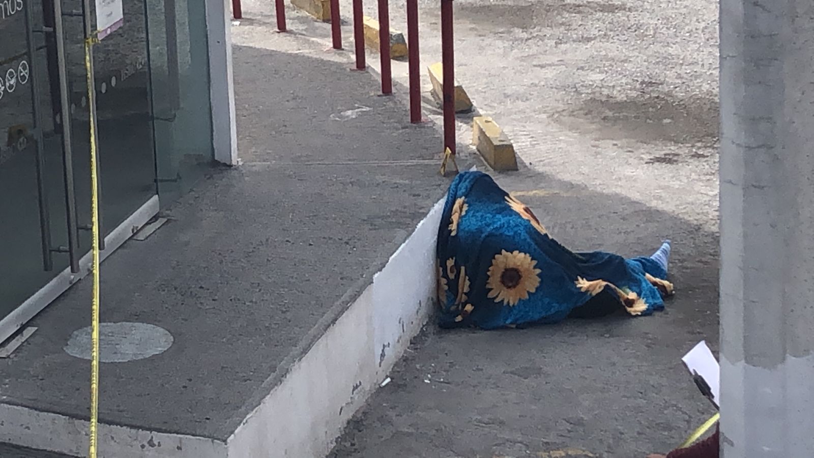 Pierde la vida a las afueras de un banco