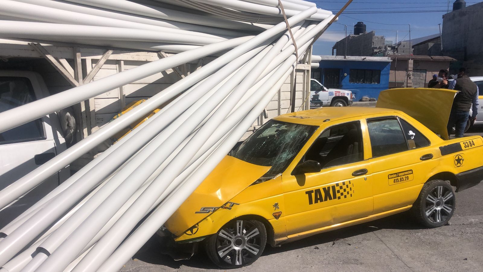 Le quita el paso y provoca choque