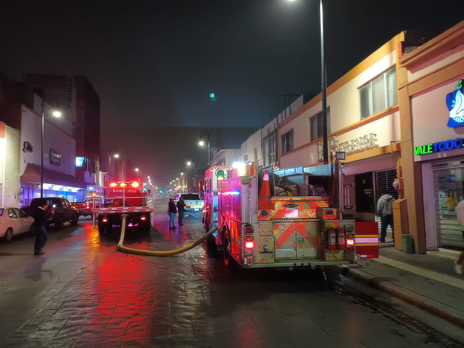 Se incendia negocio en el centro