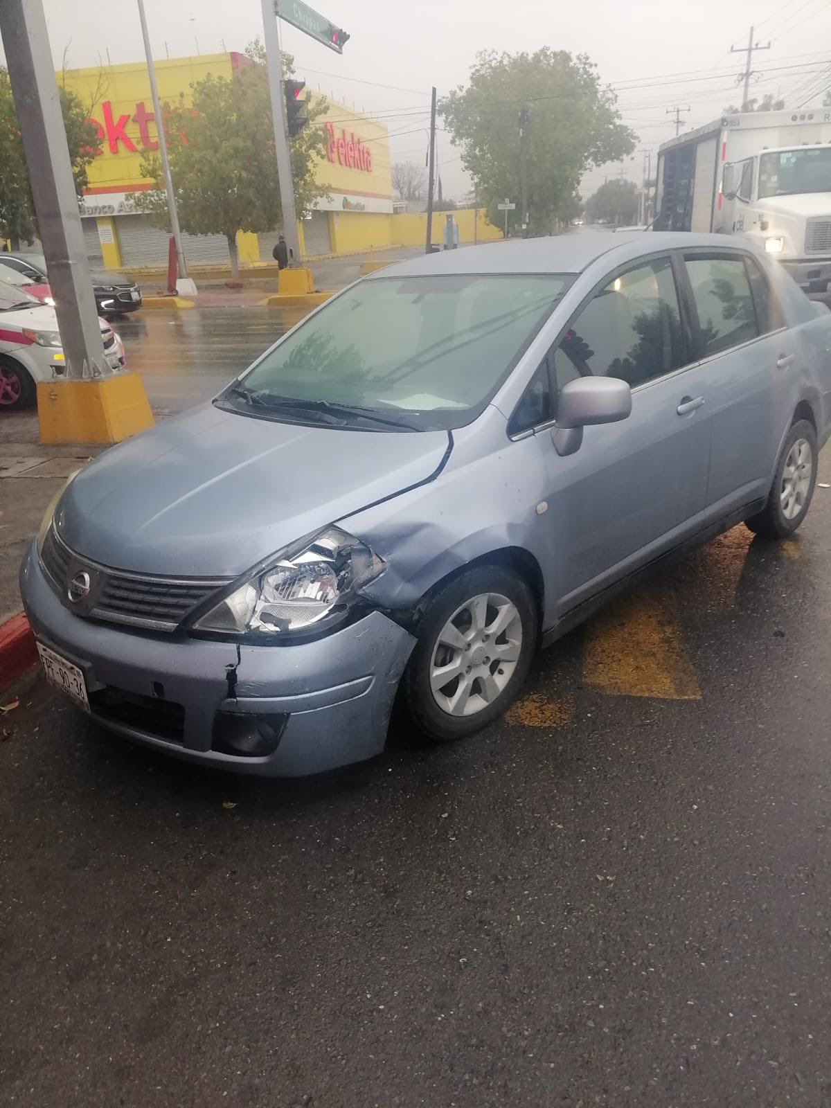 Taxista ignora semáforo en rojo y provoca accidente.