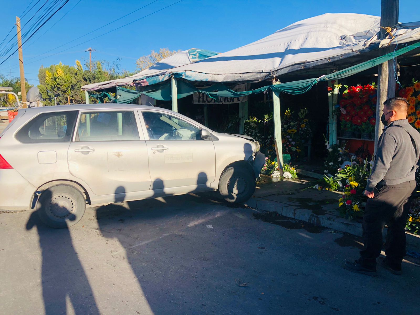 Choca y se mete a florería