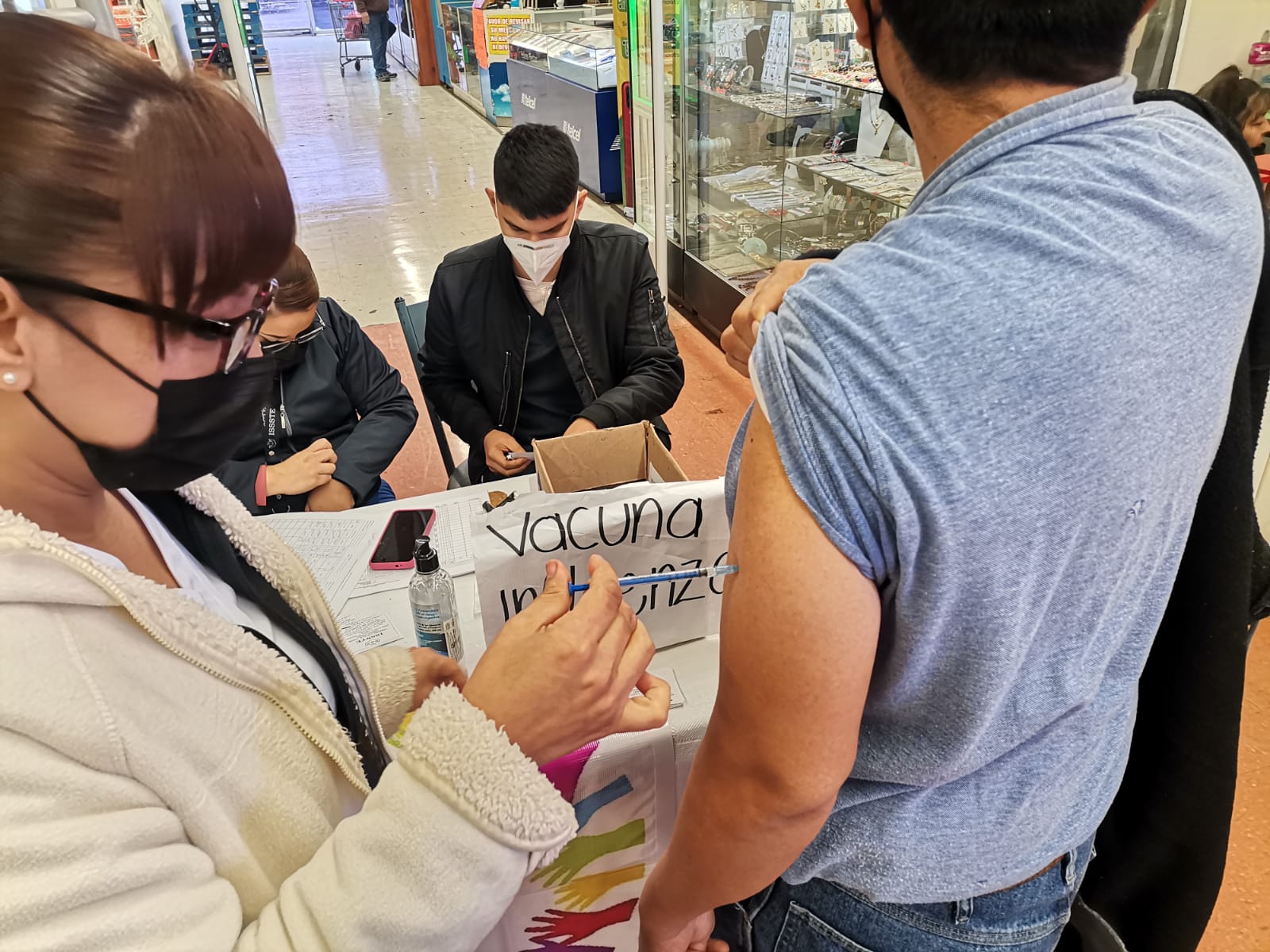 Acuden a vacunar contra la influenza en los supermercados