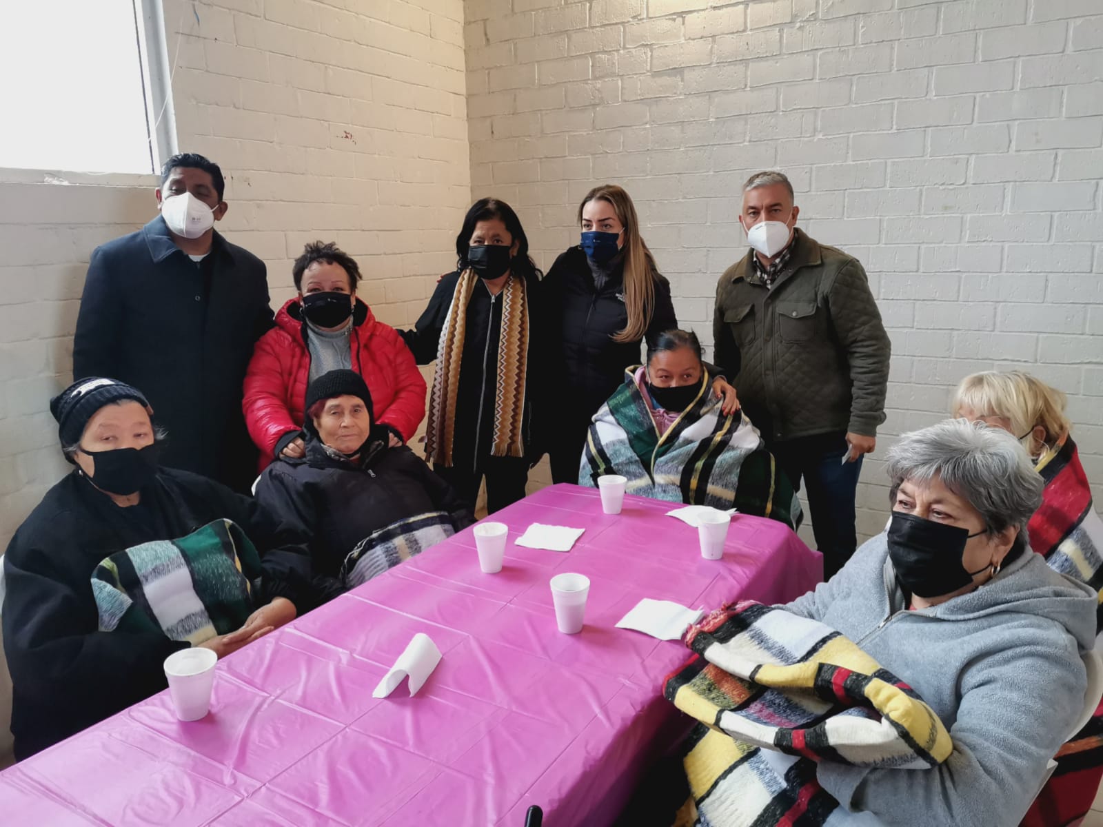 Entrega Verónica Martínez cobijas a adultos mayores y estudiantes