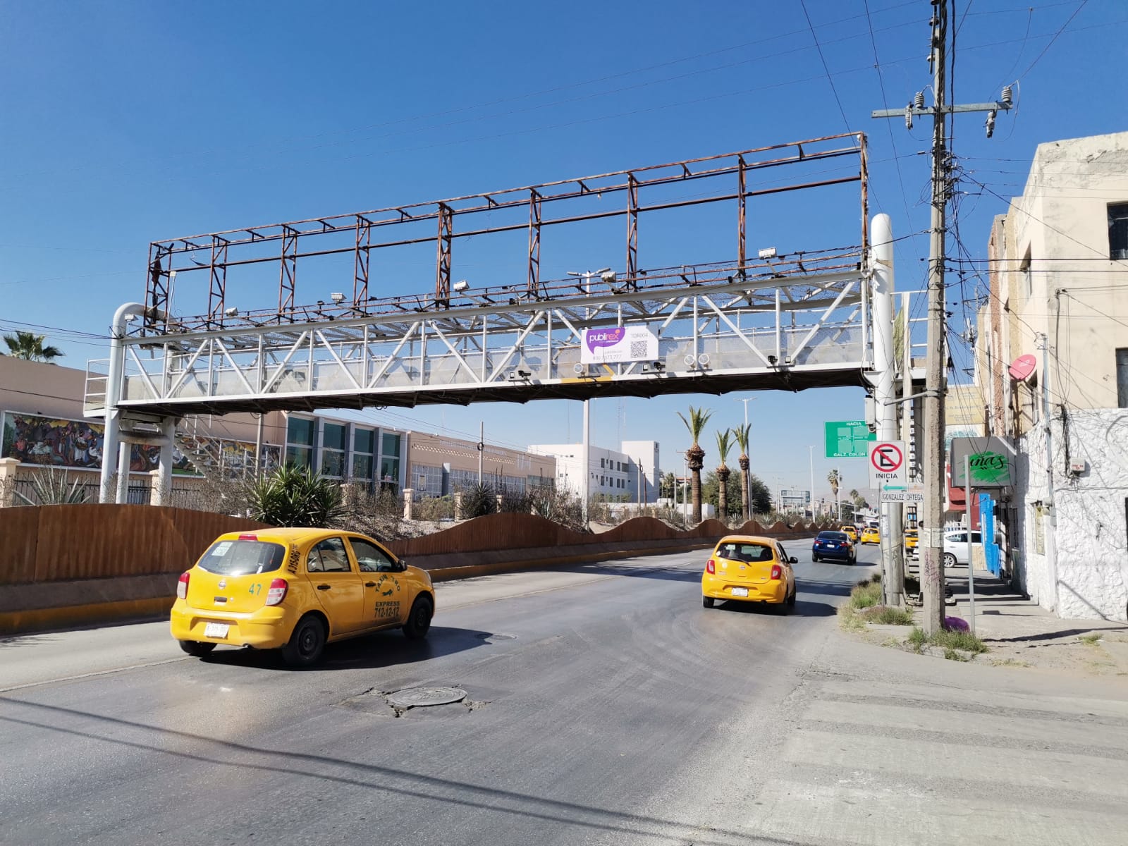 Van por ordenamiento de puentes peatonales y parabuses en Torreón