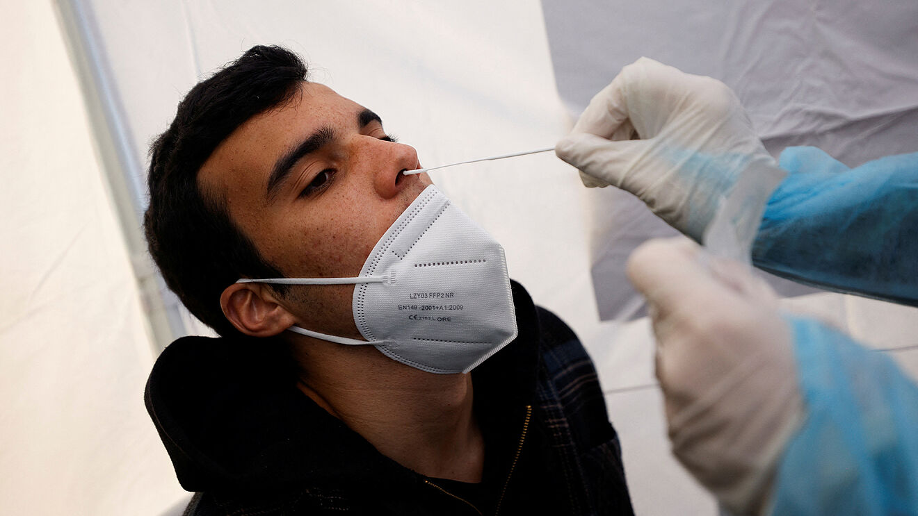 Escasez de pruebas es por incremento de nuevas cepas del virus