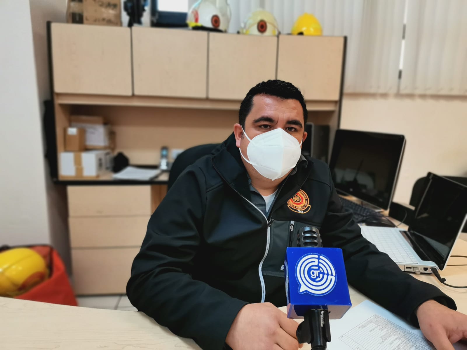 Bomberos apoyan a población con mantenimiento de calentadores de gas