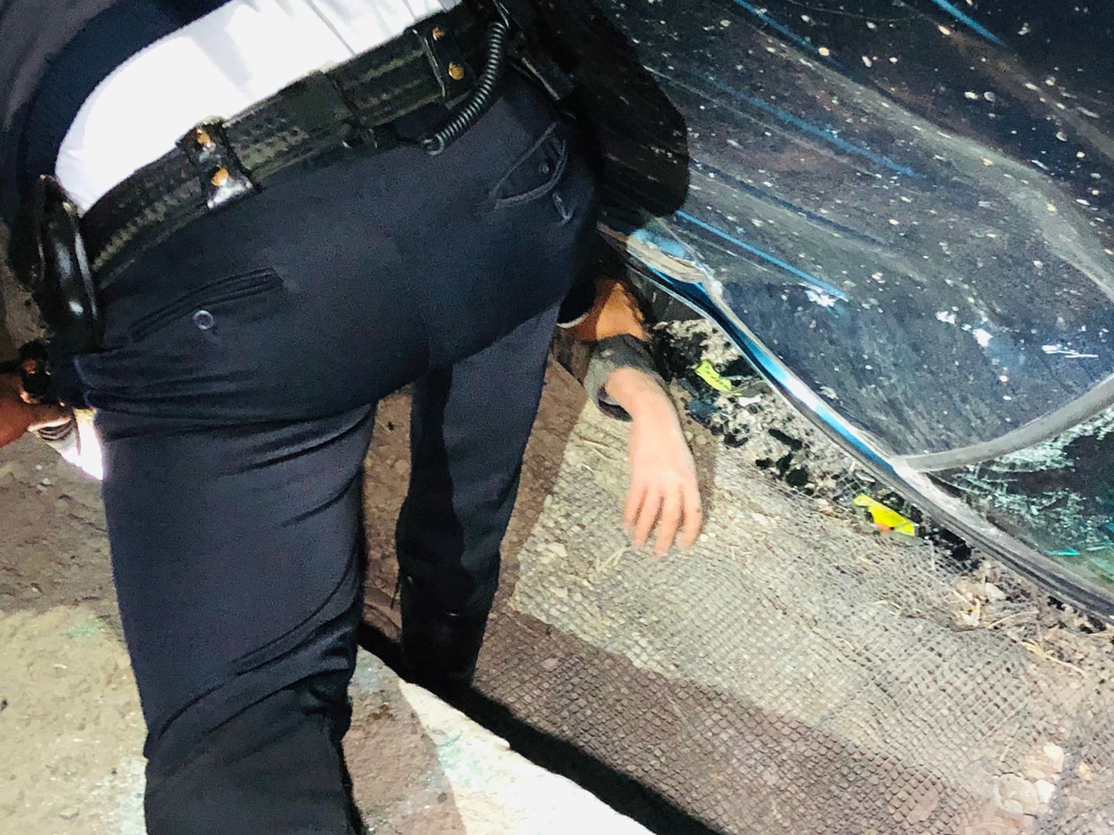 Ebrio vuelca su camioneta