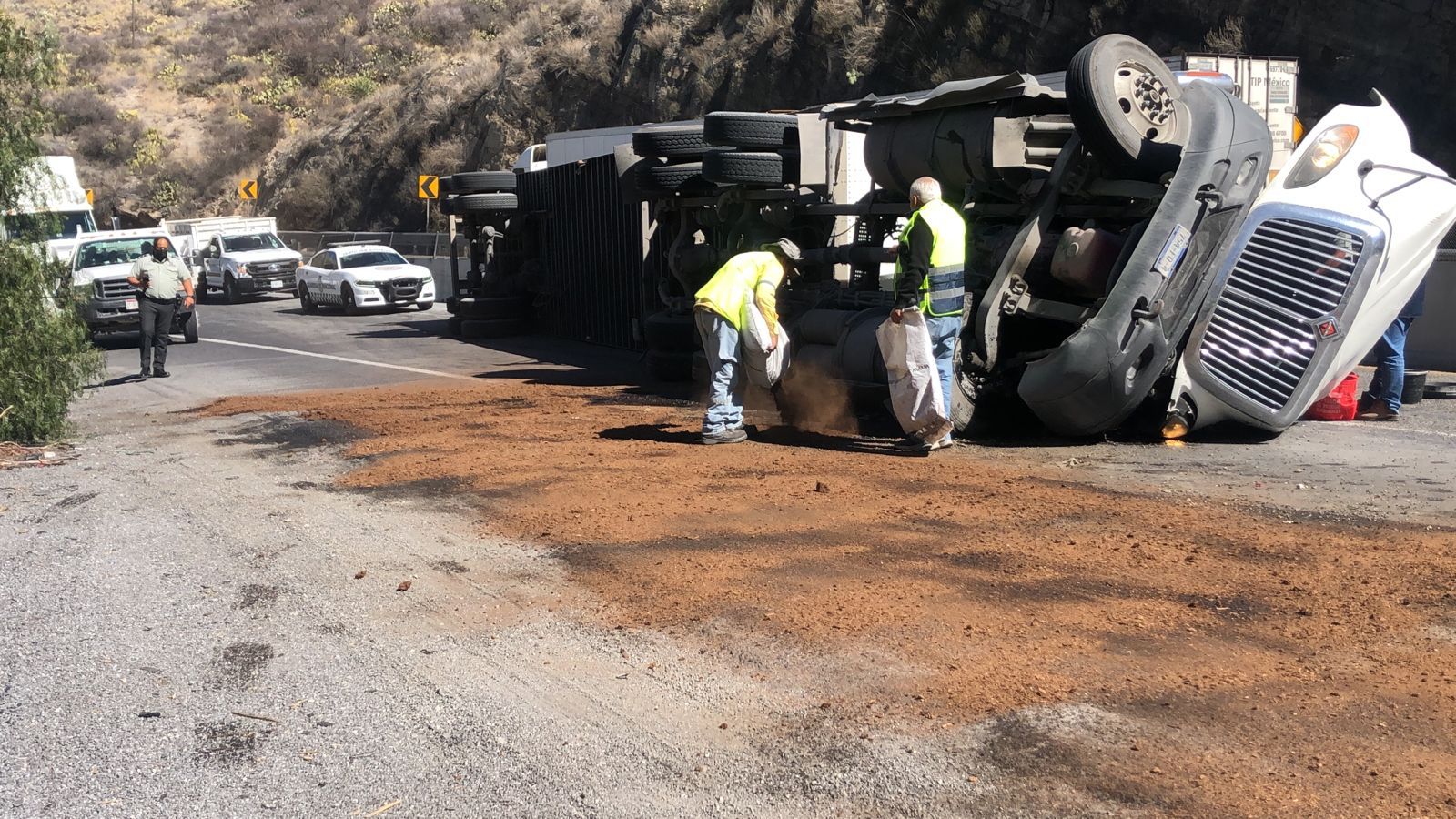 Vuelca trailer en los chorros