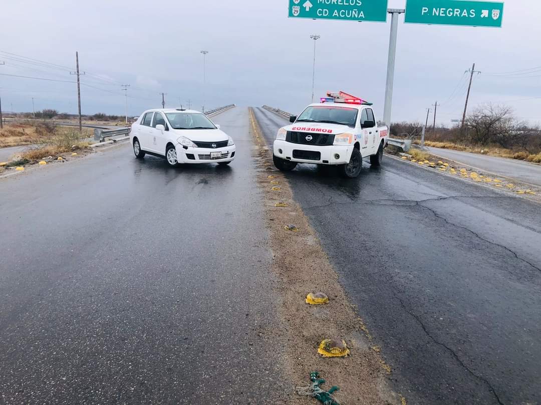 Cierran puente vehícular en carretera Allende – Morelos, pavimento congelado