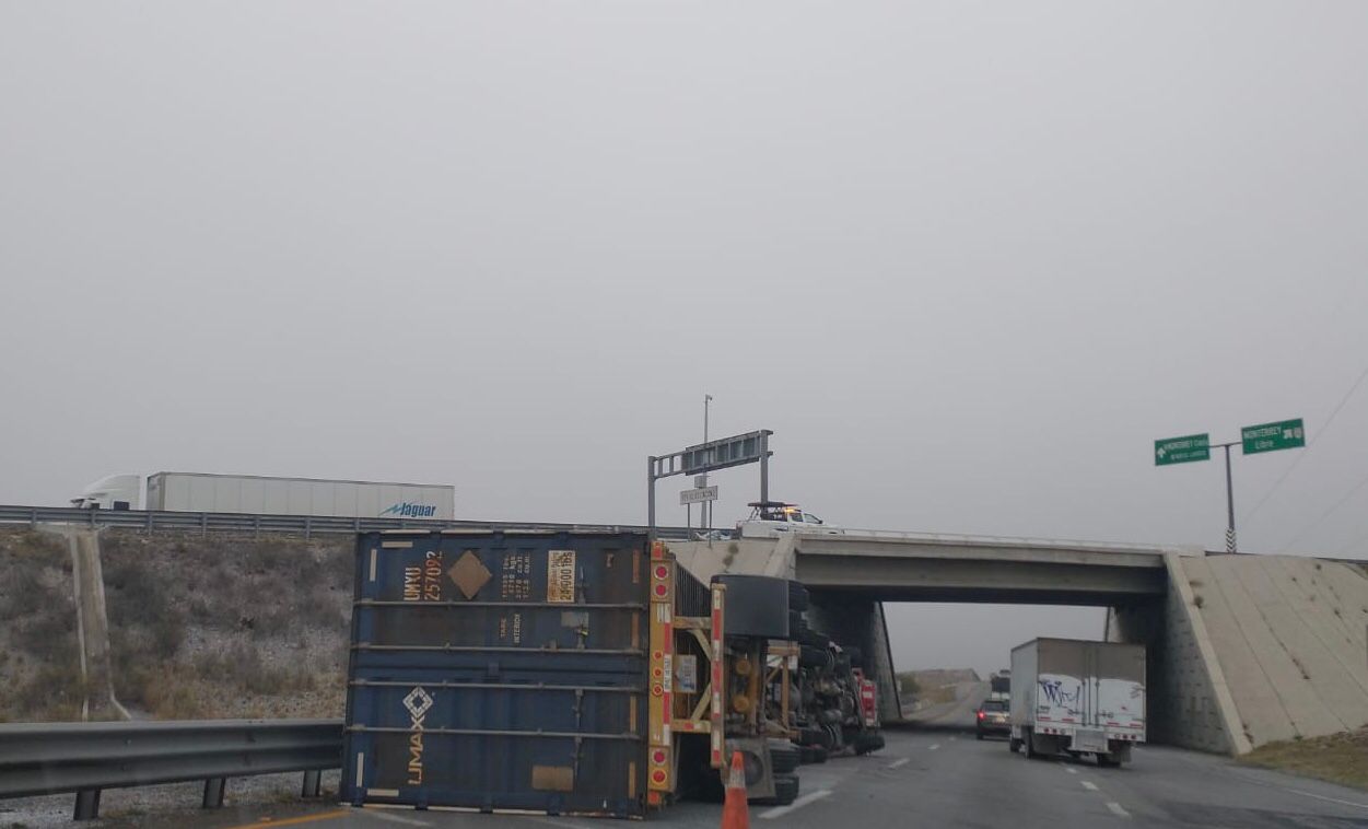 Vuelca trailer en carretera Saltillo – Monterrey