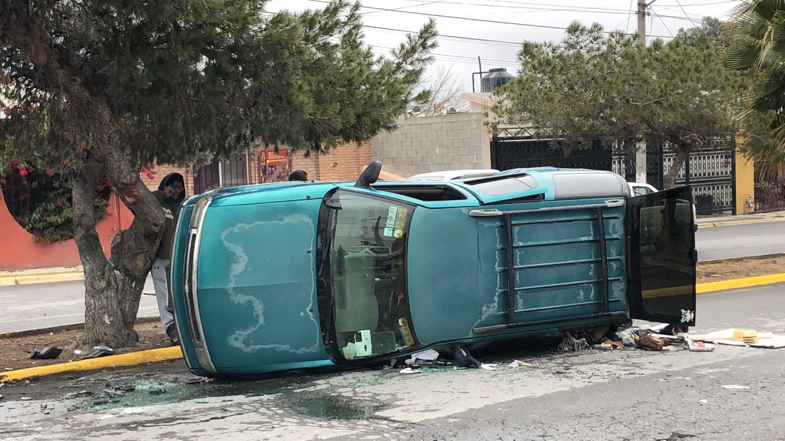 Provoca accidente por ignorar su alto