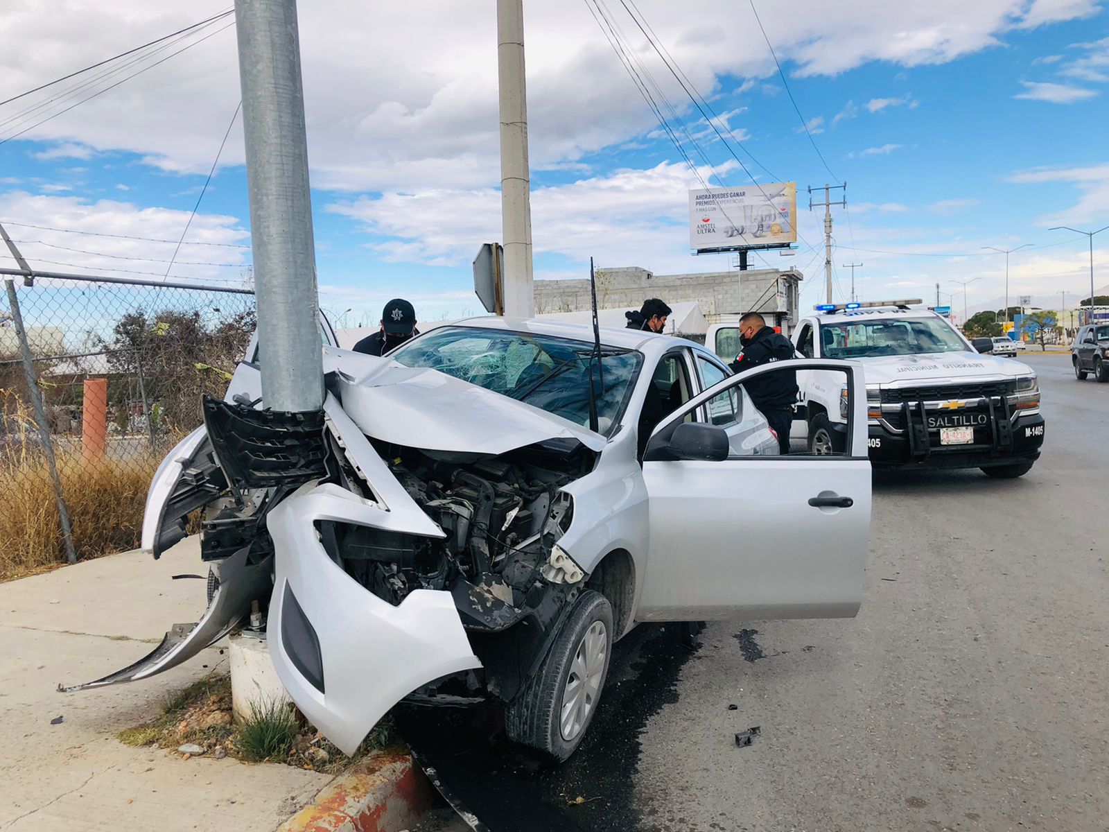 Se queda dormido y choca contra poste