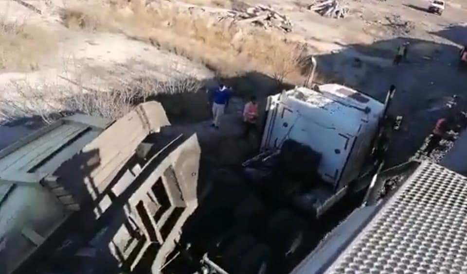 Impacta tren a tráiler en patios de CFE en Nava