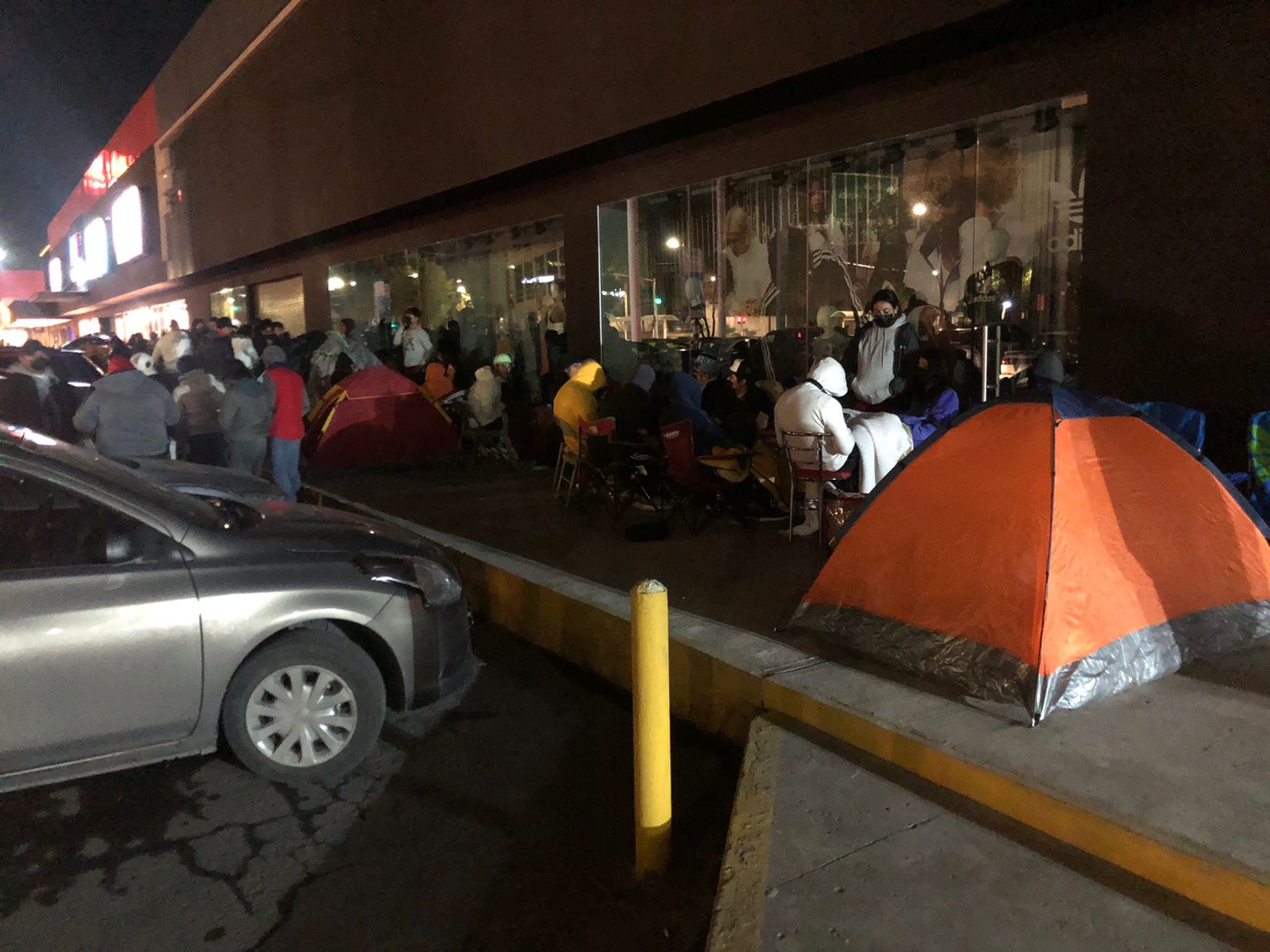 Saltillenses hacen fila para comprar boletos para el concierto de Bad Bunny