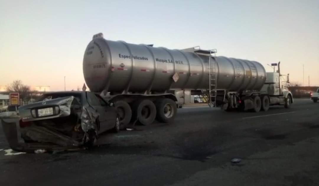 Pierde la vida persona de la tercera edad al impactar su vehículo contra tráiler