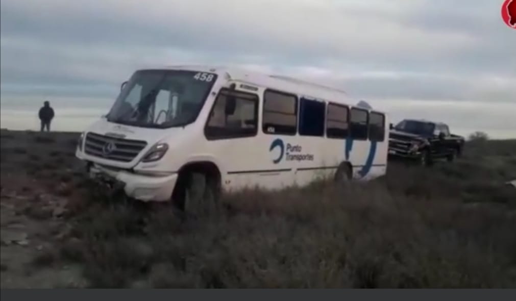 Accidente de camión de transporte de personal deja 14 lesionados en autopista Premier