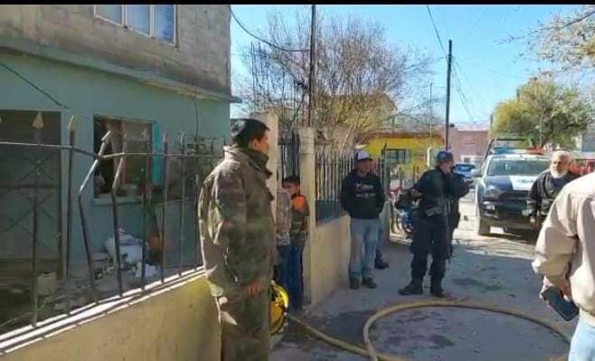 Vecinos rescatan a sexagenaria y dos menores de un incendio en Múzquiz