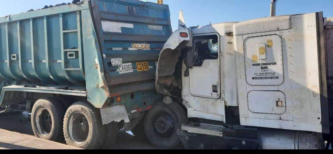 Tráiler carbonero se quedó sin frenos, se impactó con otro tracto camión en Nueva Rosita