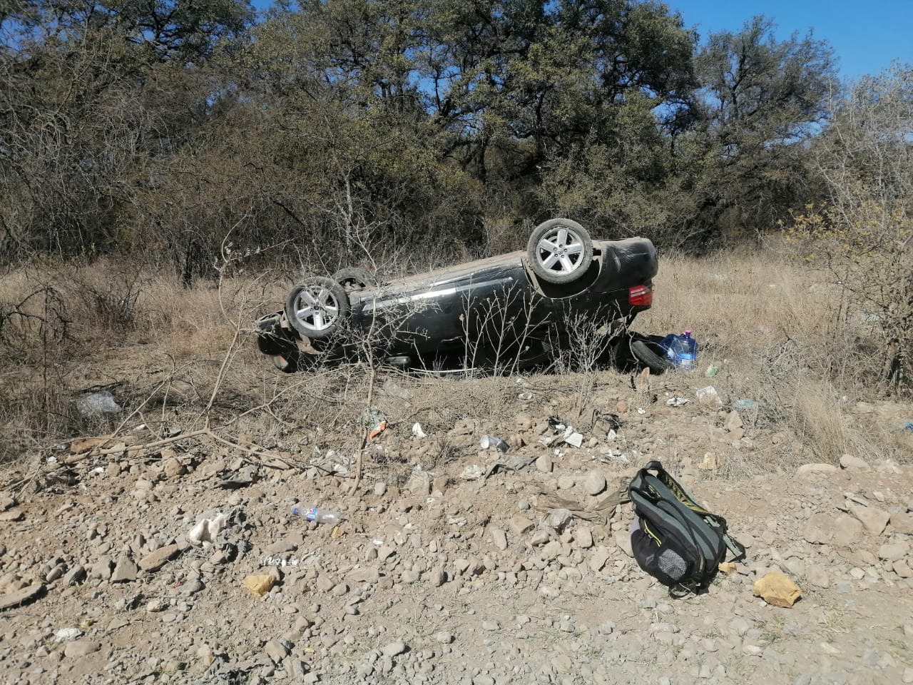 Resultan lesionadas mujer de 25 años y una menor de 4 al volcar en camino de terraceria en Múzquiz