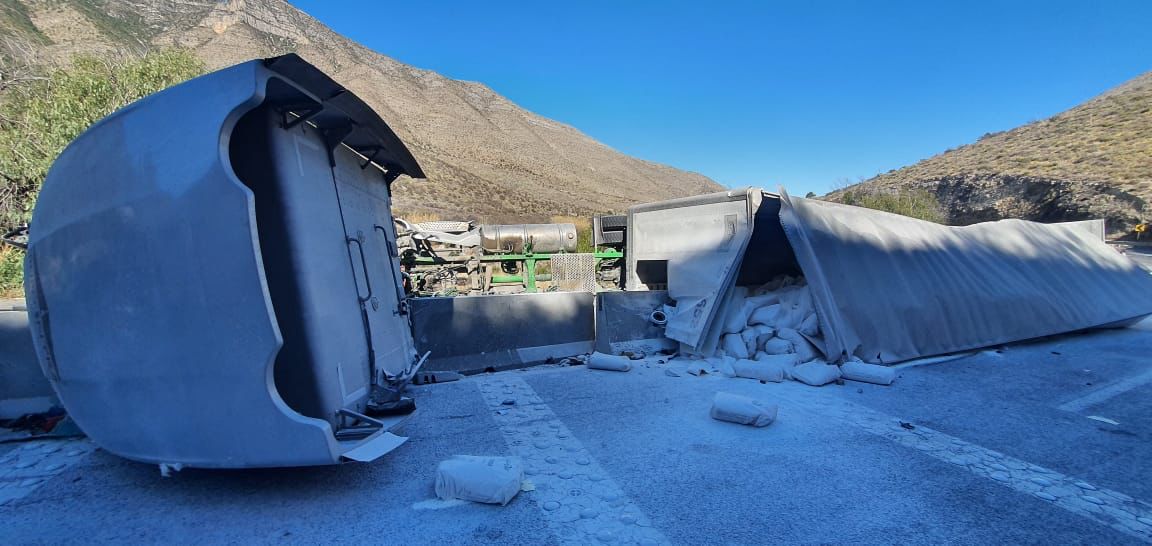 Volcadura paraliza tramo los chorros