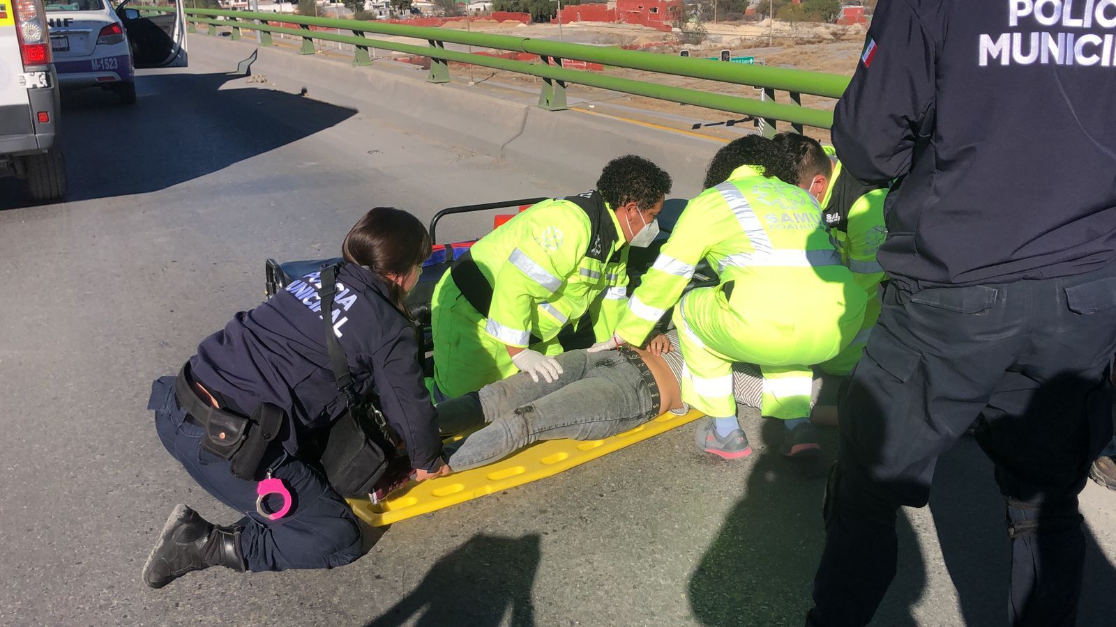 Fallece mujer que se aventó de taxi