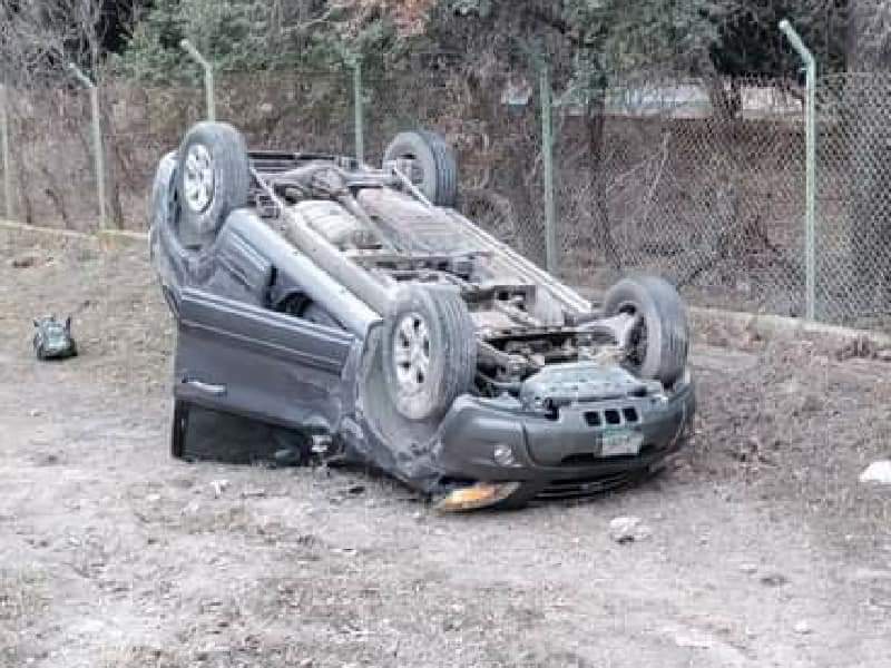 Vehículo de reciente modelo terminó volcado en la carretera Nava – Morelos