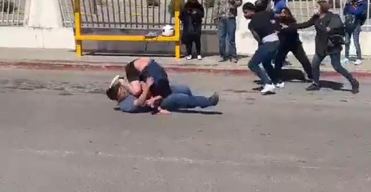 Captan en video pelea de jóvenes estudiantes de la EBURR de Nueva Rosita