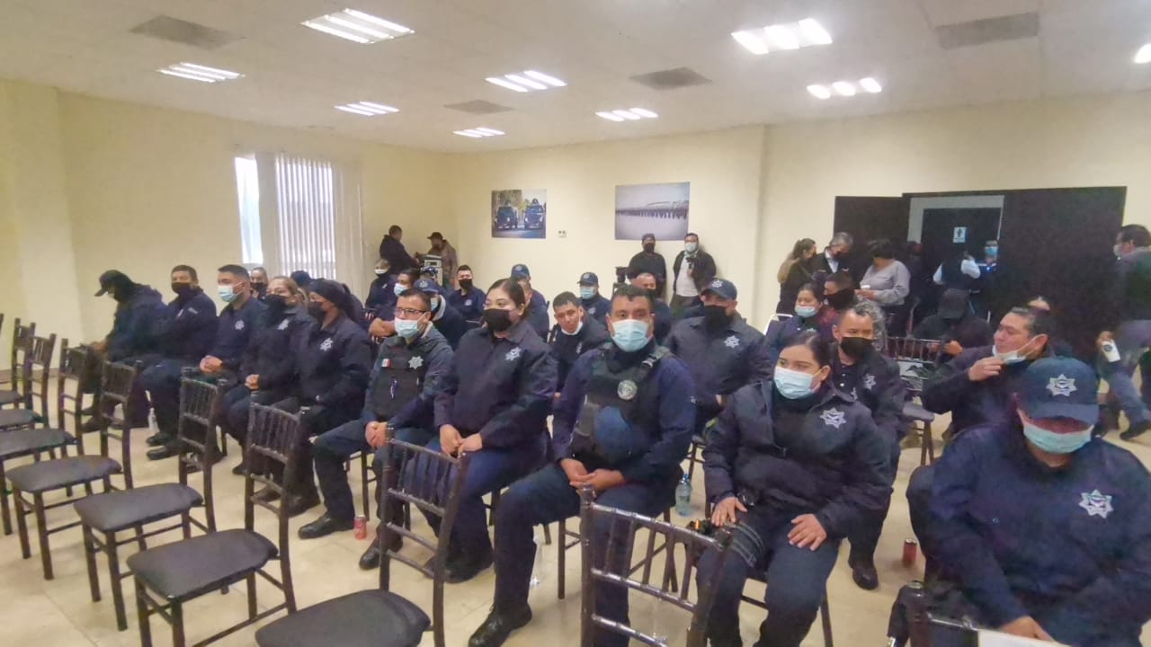 Capacitan a policías en tema de violencia de género