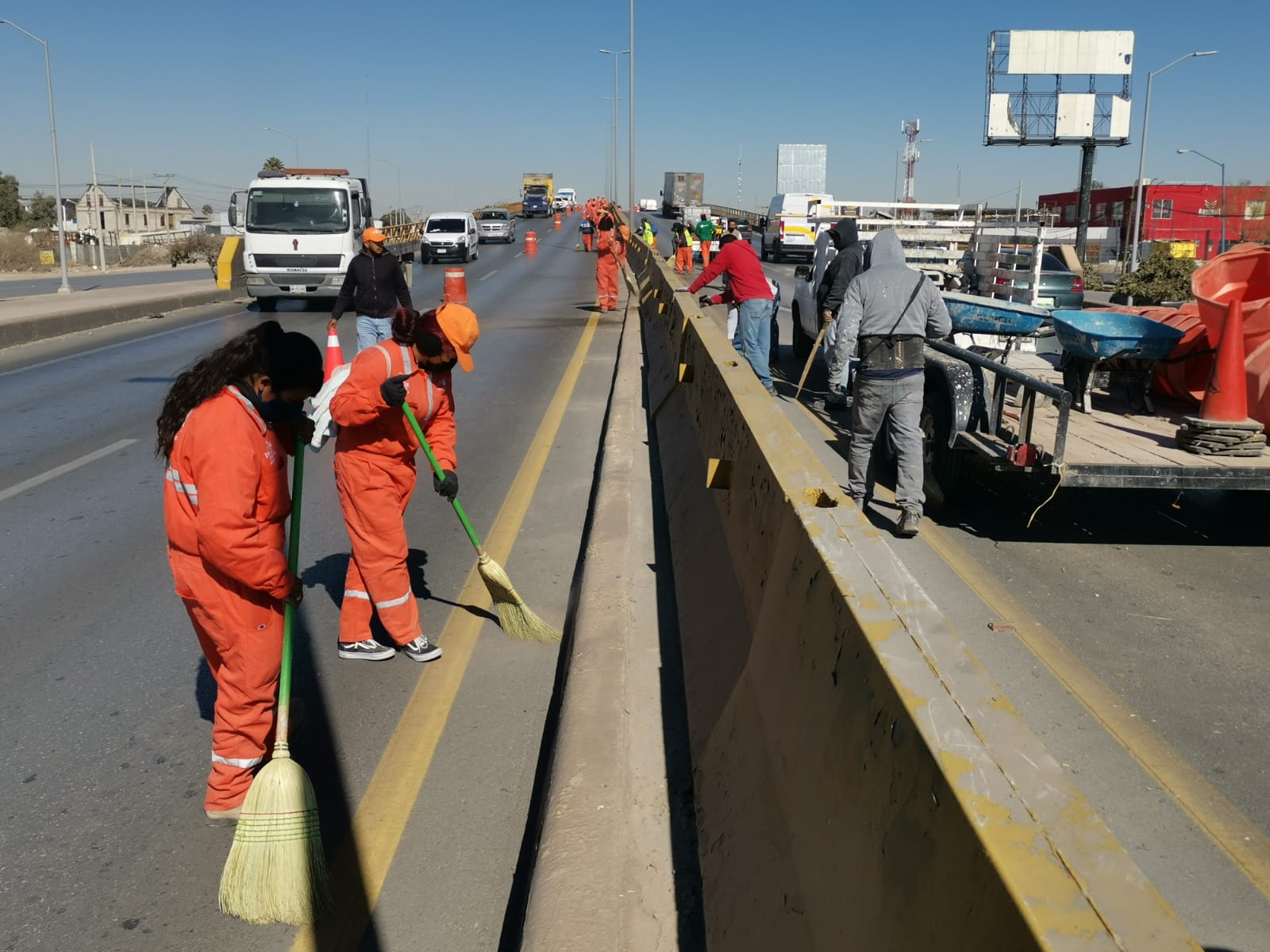Llevan acciones de limpieza al Periférico de Torreón