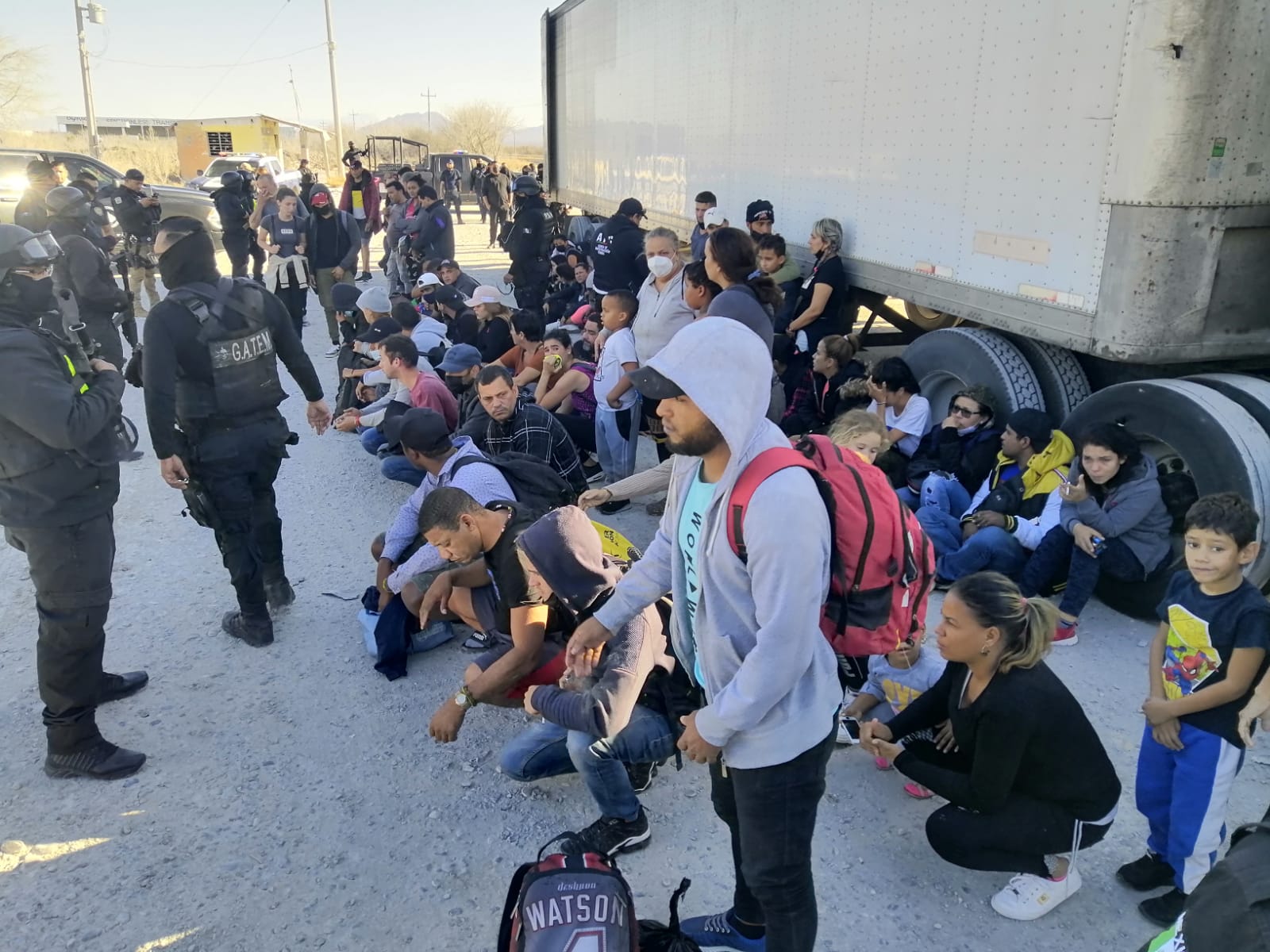 Detienen tráiler con 82 migrantes en Monclova